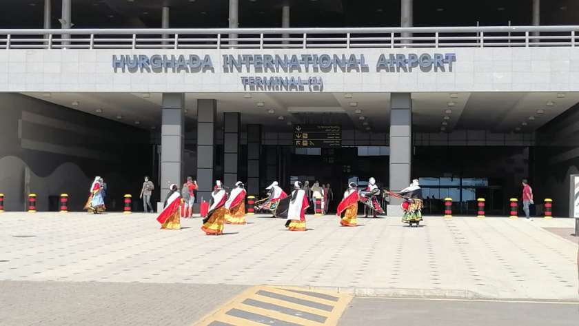 صور.. مطار الغردقة يستقبل أول رحلة لسائحين أوكرانيين بالطبل البلدي