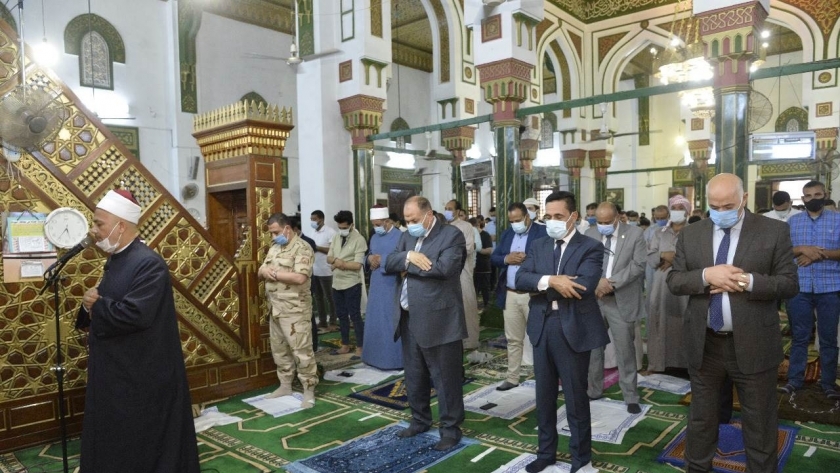 محافظ أسيوط يؤدي صلاة عيد الفطر المبارك بمسجد ناصر وسط إجراءات وقائية
