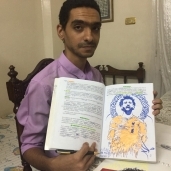 بالصور| "عبد الرحمن".. طالب طب بدرجة رسام بورتريهات