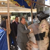 محافظ الإسكندرية يتفقد العملية الانتخابية