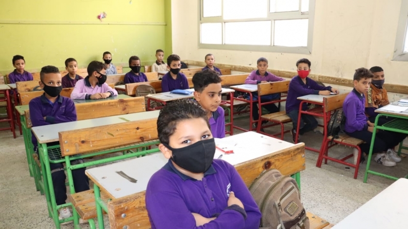 طلاب يرتدون الكمامات الطبية داخل أحد الفصول