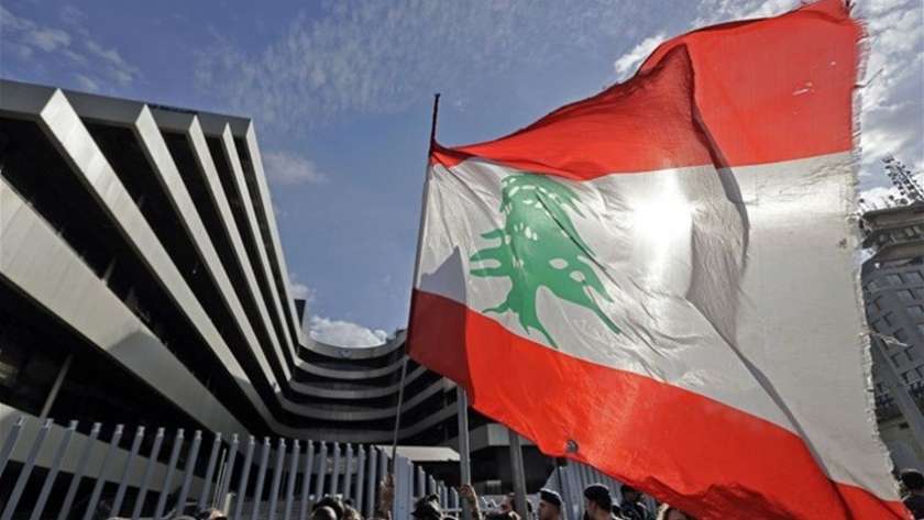 مواطنون يرفعون علم لبنان - صورة أرشيفية