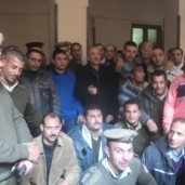 أفراد الشرطة بالشرقية يودعون مدير الأمن السابق بهتافات "نموت نموت وتحيا مصر"