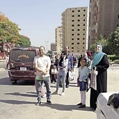 مواطنون فى انتظار الميكروباص على خط التحرير - حلوان