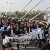 آلاف الاطباء يتظاهرون في الجزائر