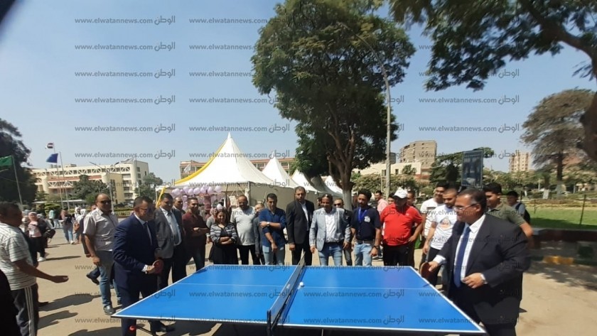 رئيس جامعة عين شمس يلعب «البينج بونج»
