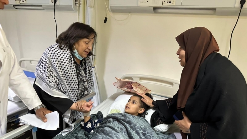 وزيرة الصحة الفلسطينية تتفقد الجرحى الفلسطينيين بمستشفى العريش