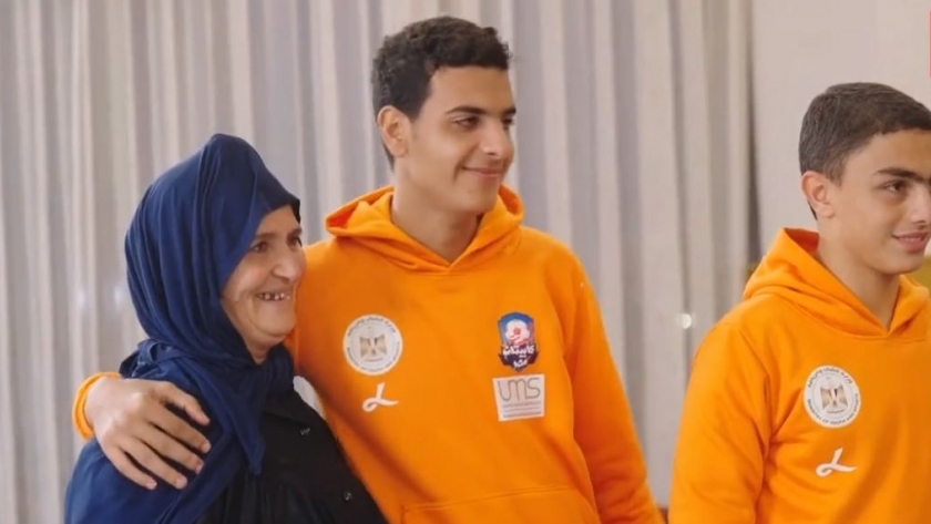 أحد متسابقي برنامج «كابيتانو مصر» مع جدته