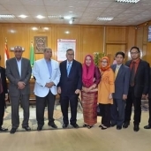 محافظ الإسماعيلية يستقبل سفير إندونيسيا ويبحث سبل التعاون المشترك.