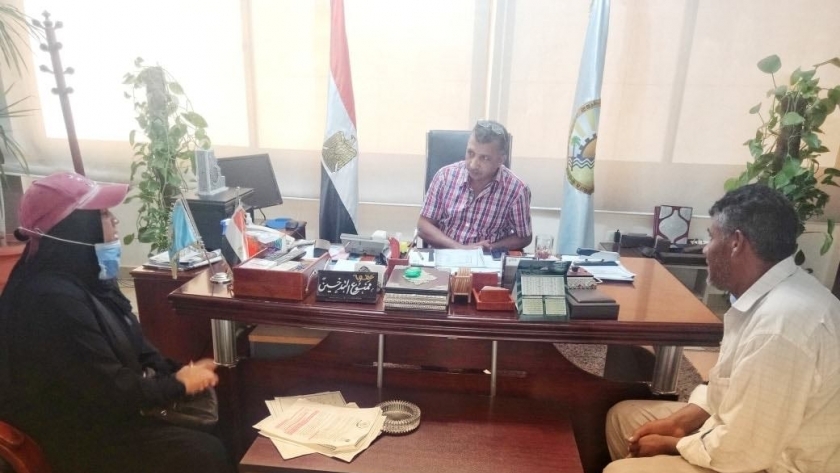 رئيس مدينة مرسى مطروح خلال لقائة مع بعض المواطنين بمكتبه