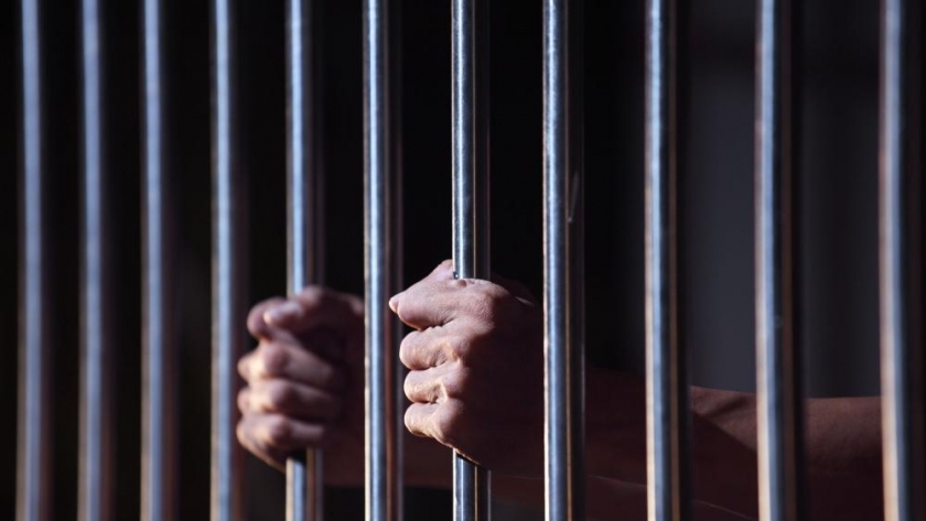السجن أو الغرامة عقوبة كسر حظر التجول