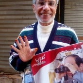 مسن يدلي بصوته في الإسكندرية "انتخبتك بالخمسة يا سيسي"