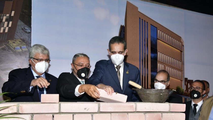 محافظ الغربية ورئيس جامعة طنطا خلال وضع حجر الأساس