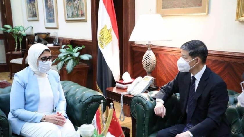 السفير الصيني في القاهرة مع وزيرة الصحة