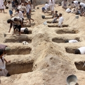 يمنيون يحفرون قبوراً للأطفال الذين قُتلوا عندما اصطدمت حافلتهم خلال غارة جوية