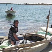 أطفال متسربون من التعليم يعملون فى الصيد
