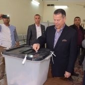محافظ بني سويف يدلي بصوته في الاستفتاء على التعديلات الدستورية