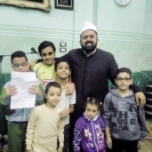 «عبدالرحمن» خلال توزيعه الشهادات على الأطفال