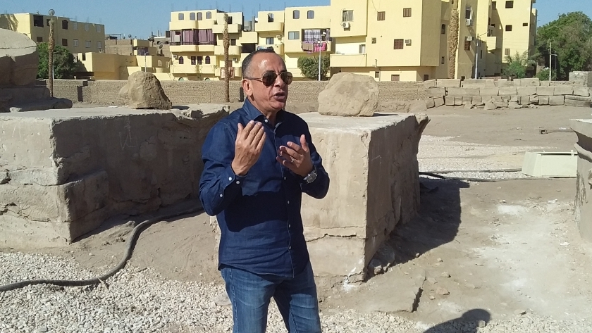 الدكتور مصطفى الوزيري بجوار جزء من تمثال امنحتب الثالث