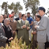 رئيس جامعة المنوفية يشهد مشاريع التخرج في الحقل الإرشادي بمزرعة الراهب