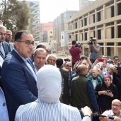 دكتور مصطفى مدبولي رئيس الوزراء أمام مبنى مستشفى ميت غمر العام