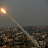 دفعة صواريخ جديدة من غزة على عسقلان.. وغارة إسرائيلية على بيت حانون