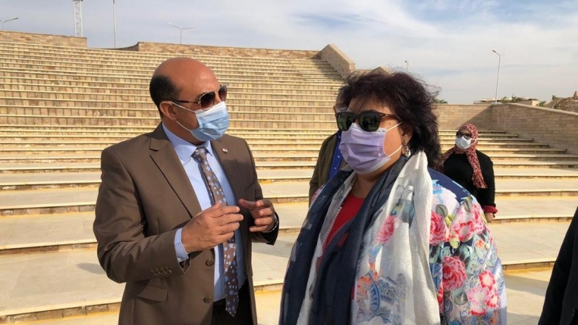 الدكتورة إيناس عبد الدايم وزيرة الثقافة محافظ أسوان خلال تفقد المشروعات الثقافية بالمحافظة