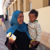 «سعاد» تصرف العلاج لطفلها بعد الكشف داخل مستشفى أسوان العام