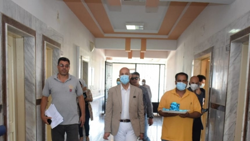 وكيل صحة الشرقية يقدم ورود وحلوى لمرضى الإدمان بمستشفى العزازي   