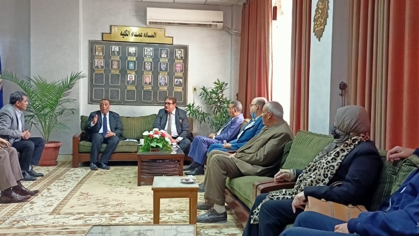 عميد آداب طنطا يجتمع مع المدير التنفيذى لقناة جامعةطنطا التعليمية