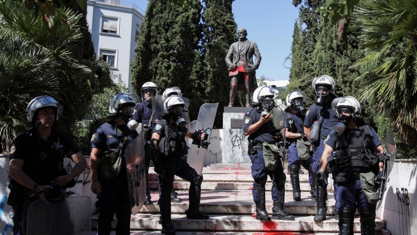 طلاء أحمر على تمثال الرئيس الأمريكي الأسبق هاري ترومان في العاصمة اليونانية أثينا