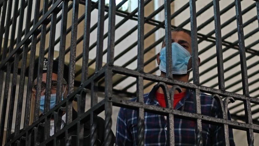 المتهم داخل قفص الاتهام بمحكمة الإسكندرية