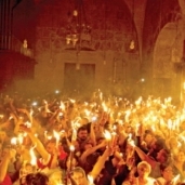 لحظة خروج الشعلة بكنيسة القيامة "أرشيفية"