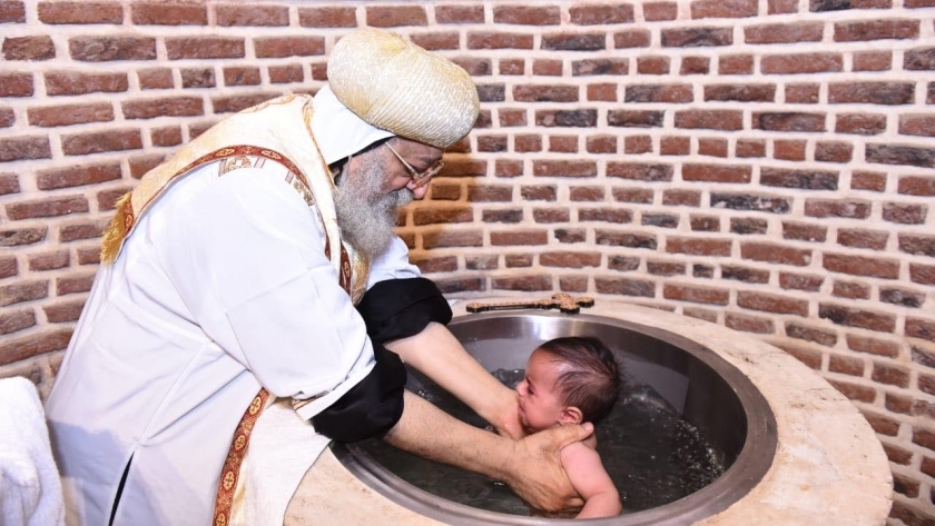 البابا خلال طقس تعميد أحد الأطفال
