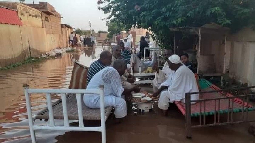 السودان: الدموع تمتزج بمياه الفيضانات الأكبر منذ 100 عام