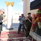 بالصور| محافظ قنا يضع إكليل زهور على النصب التذكاري لشهداء الشرطة