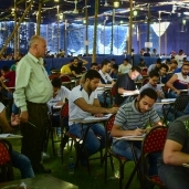 طلاب جامعة القاهرة يؤدون الامتحانات