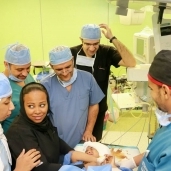 بالصور| رئيس جامعة أسوان يشهد إجراء عملية زرع قوقعة بالمستشفى الجامعي