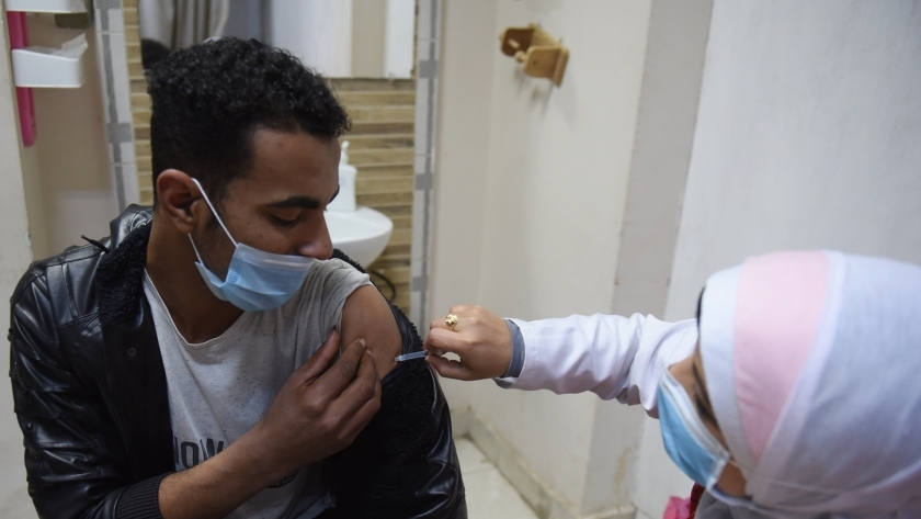 "الصحة" تواصل تطعيم المواطنين بلقاح "كورونا"