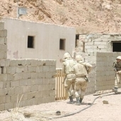 قوات من الجيش أثناء مداهمة إحدى البؤر الإرهابية «صورة أرشيفية»