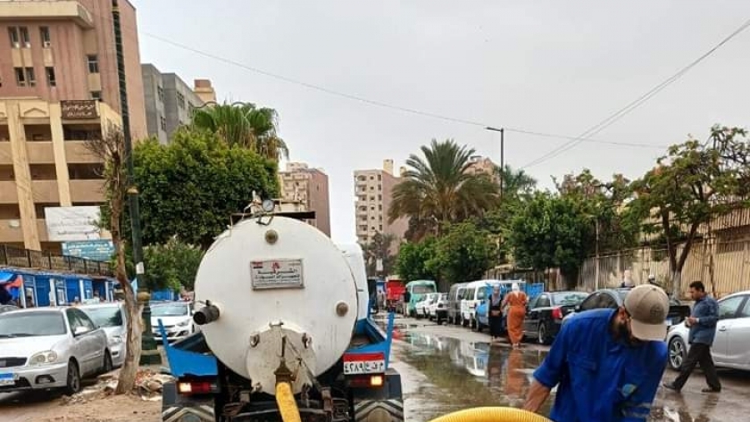 أعمال رفع تجمعات المياه من شوارع المنوفية