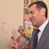 محافظ أسيوط يدلي بصوته في الانتخابات الرئاسية بمدرسة خديجة يوسف