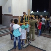 أطفال يحملون الصلبان