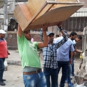 وسط الإسكندرية يشن حملة لإزالة الإشغالات بالشوارع