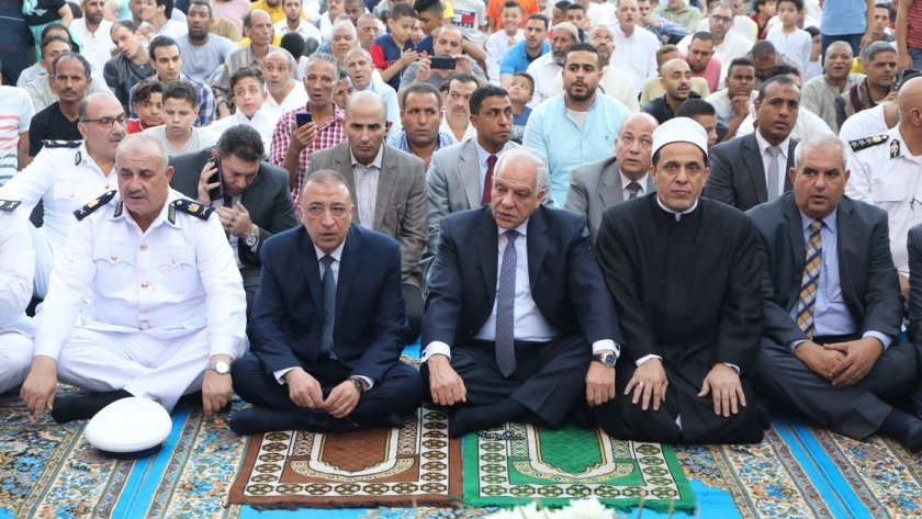 محافظ الجيزة يؤدي صلاة العيد بمسجد مصطفي محمود