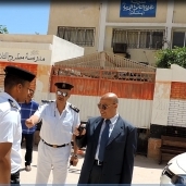 اللواء مختار السنبارى مدير أمن مطروح خلال تفقده لجنة الثانوية بنات الجديدة