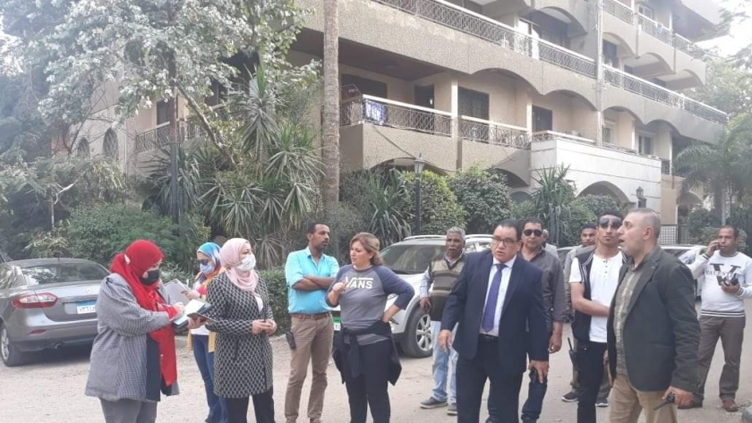 القاهرة تحذر المحال من القاء المخلفات بالشارع