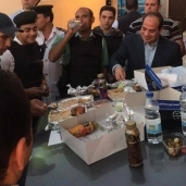 الرئيس السيسي أثناء تناول الإفطار مع الكمين