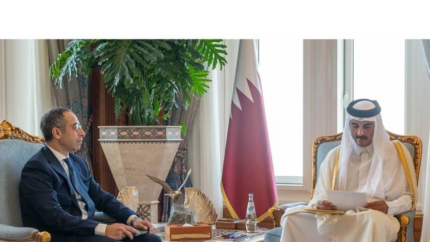 أمير قطر يتسلم رسالة الرئيس السيسي من السفير المصري