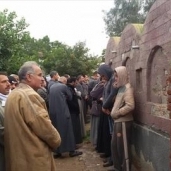 أهالى قرية ديروط بالبحيرة أثناء دفن جثامين ضحايا معدية كفرالشيخ